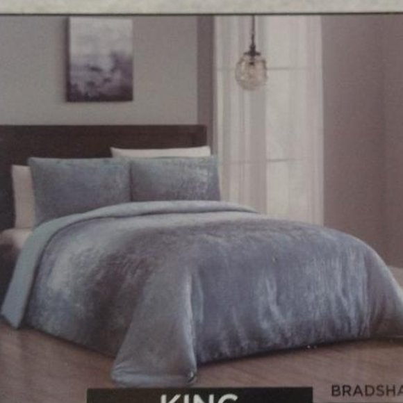addison home Other - NWT 3-piece Velvet comforter set (king)